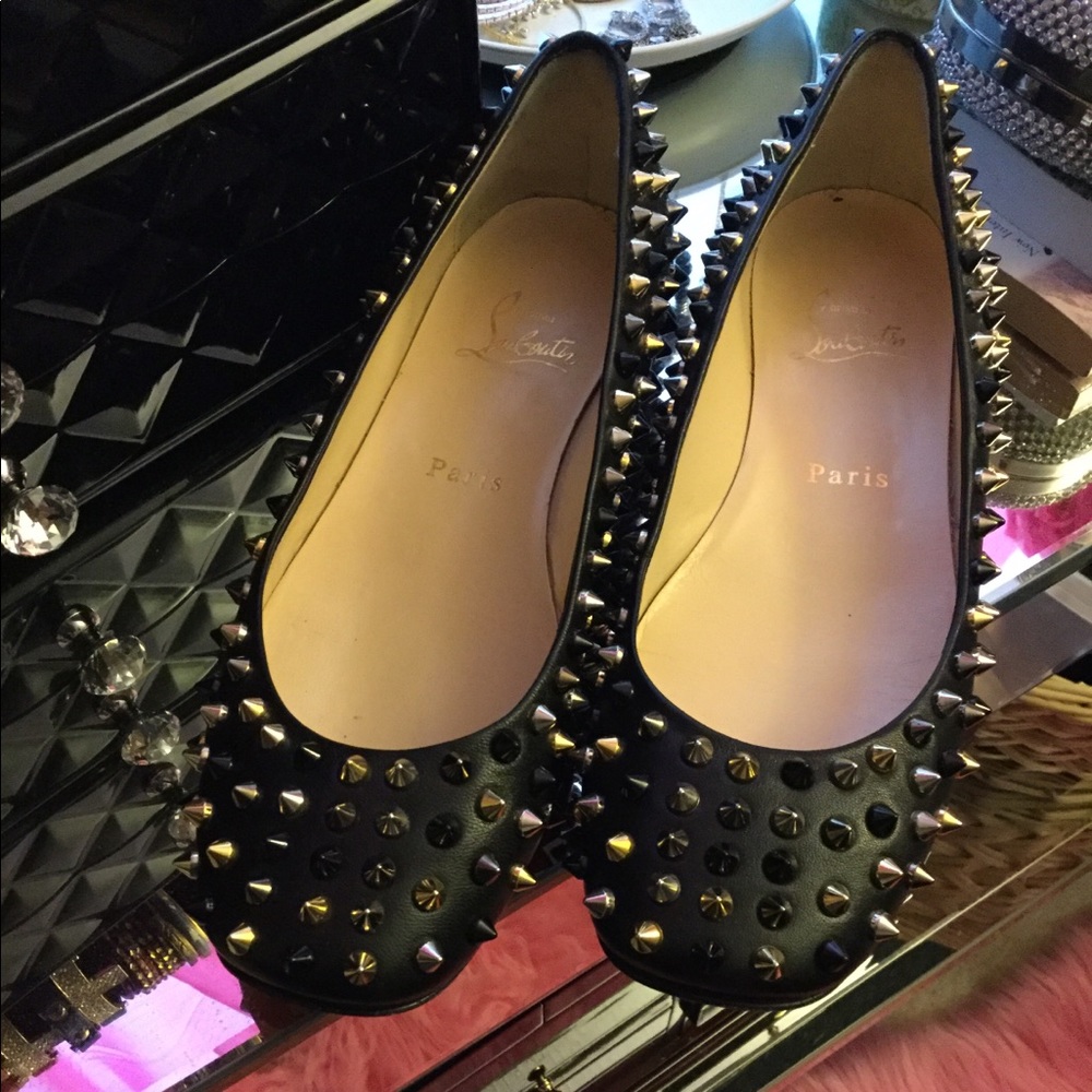 Christian Louboutin
Gozul Spiked Leather Flat